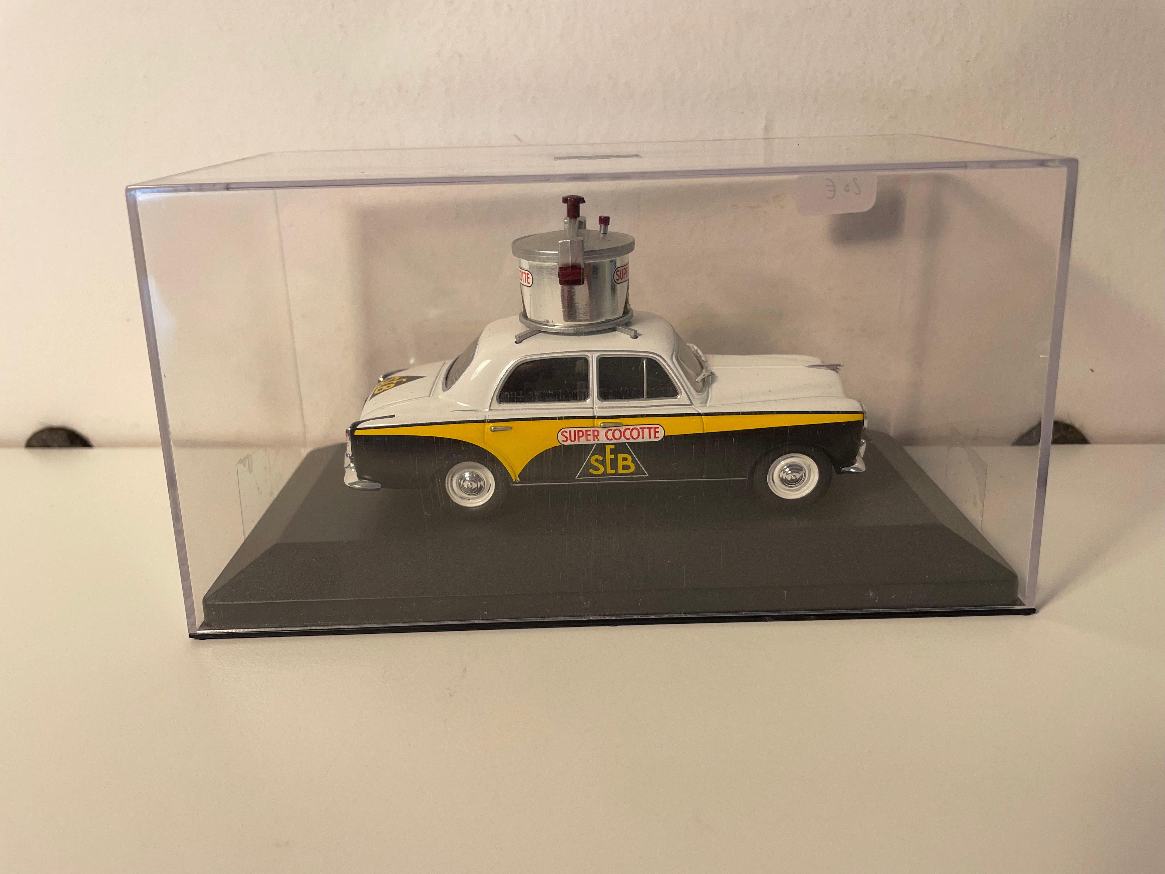 Peugeot 403 blanche, noire et jaune - Publicité SEB SUPER COCOTTE