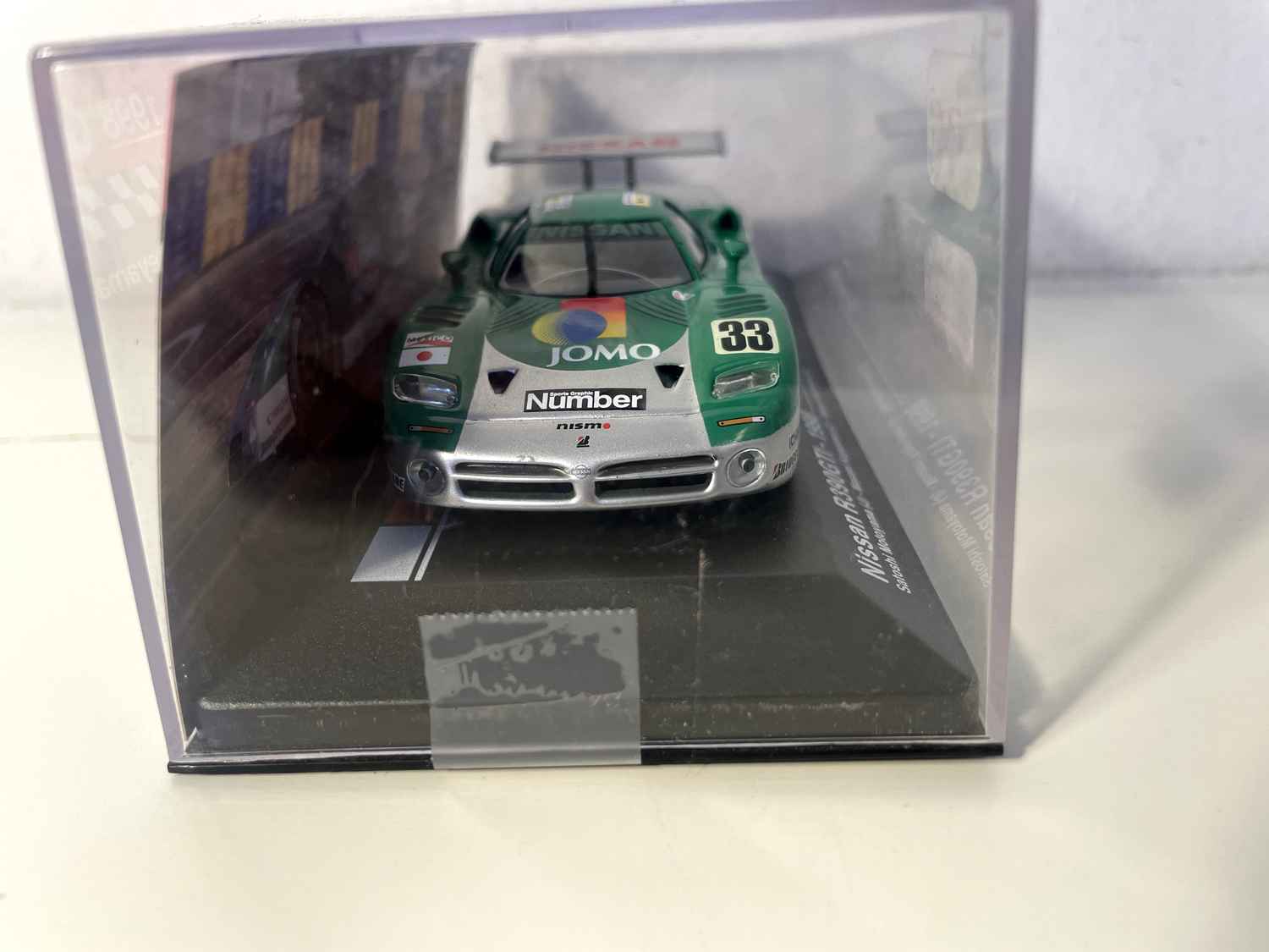 Zielono-szary Nissan R390 GTI numer 33 (24-godzinny wyścig Le Mans z 1998 r.)