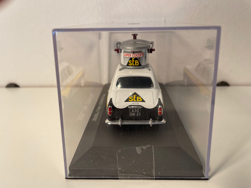 Peugeot 403 blanche, noire et jaune - Publicité SEB SUPER COCOTTE