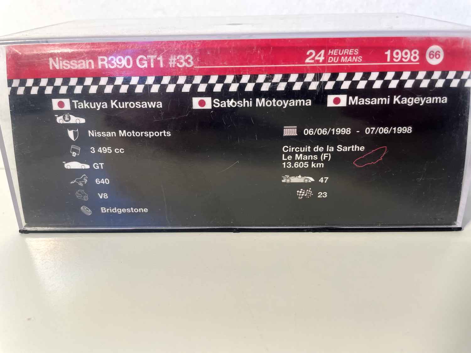 Zielono-szary Nissan R390 GTI numer 33 (24-godzinny wyścig Le Mans z 1998 r.)