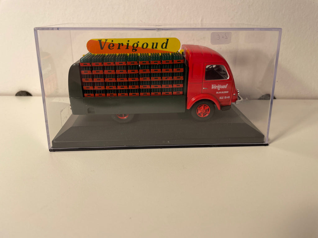 Renault Galion avec cabine rouge et plateau vert avec caisse et bouteilles - Publicité VERIGOUD (marque de soda)