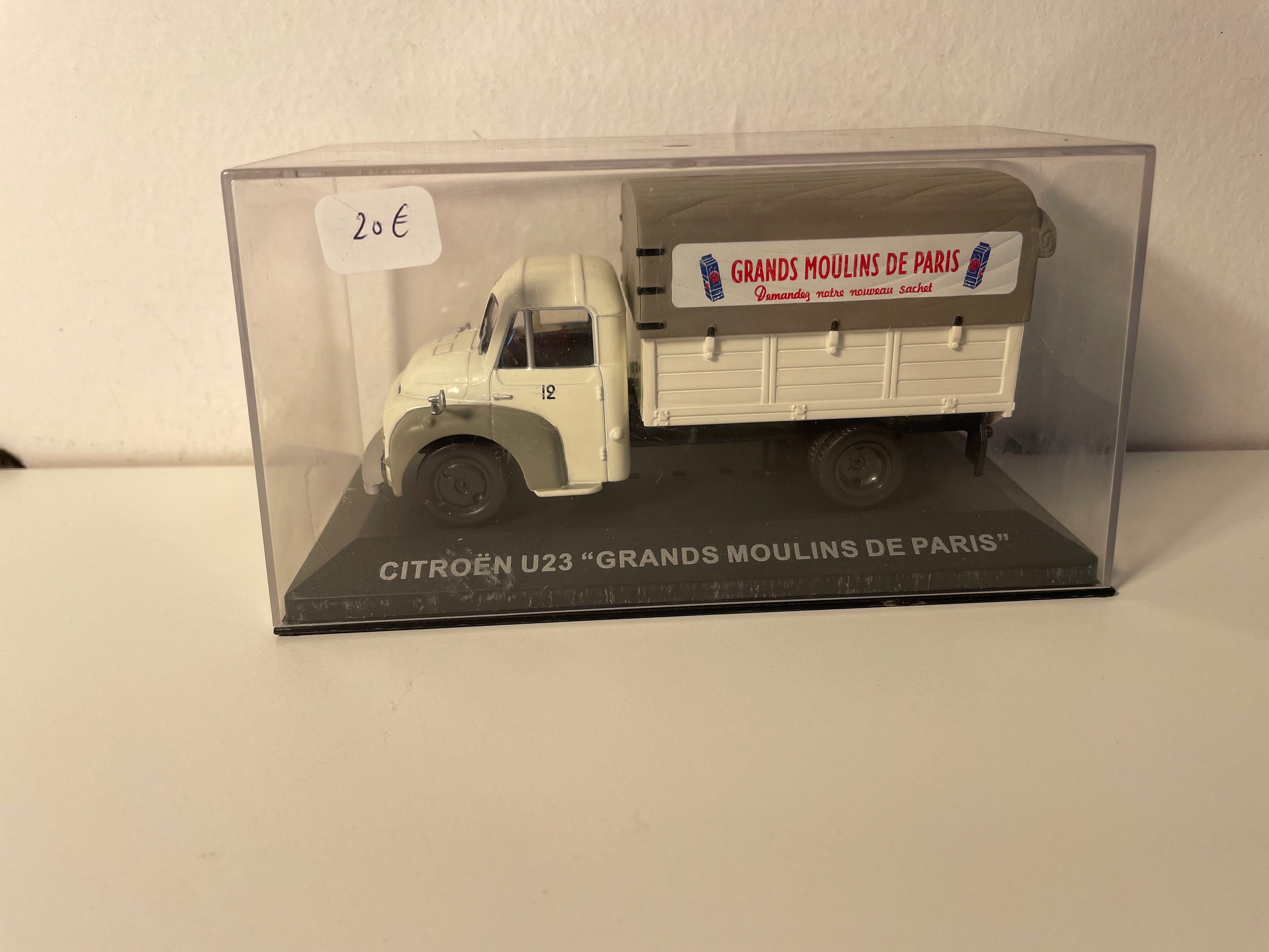 Citroën U23 gebroken wit met bruine zeil - Advertentie voor de GRANDS MOULINS DE PARIS (meelmolen)
