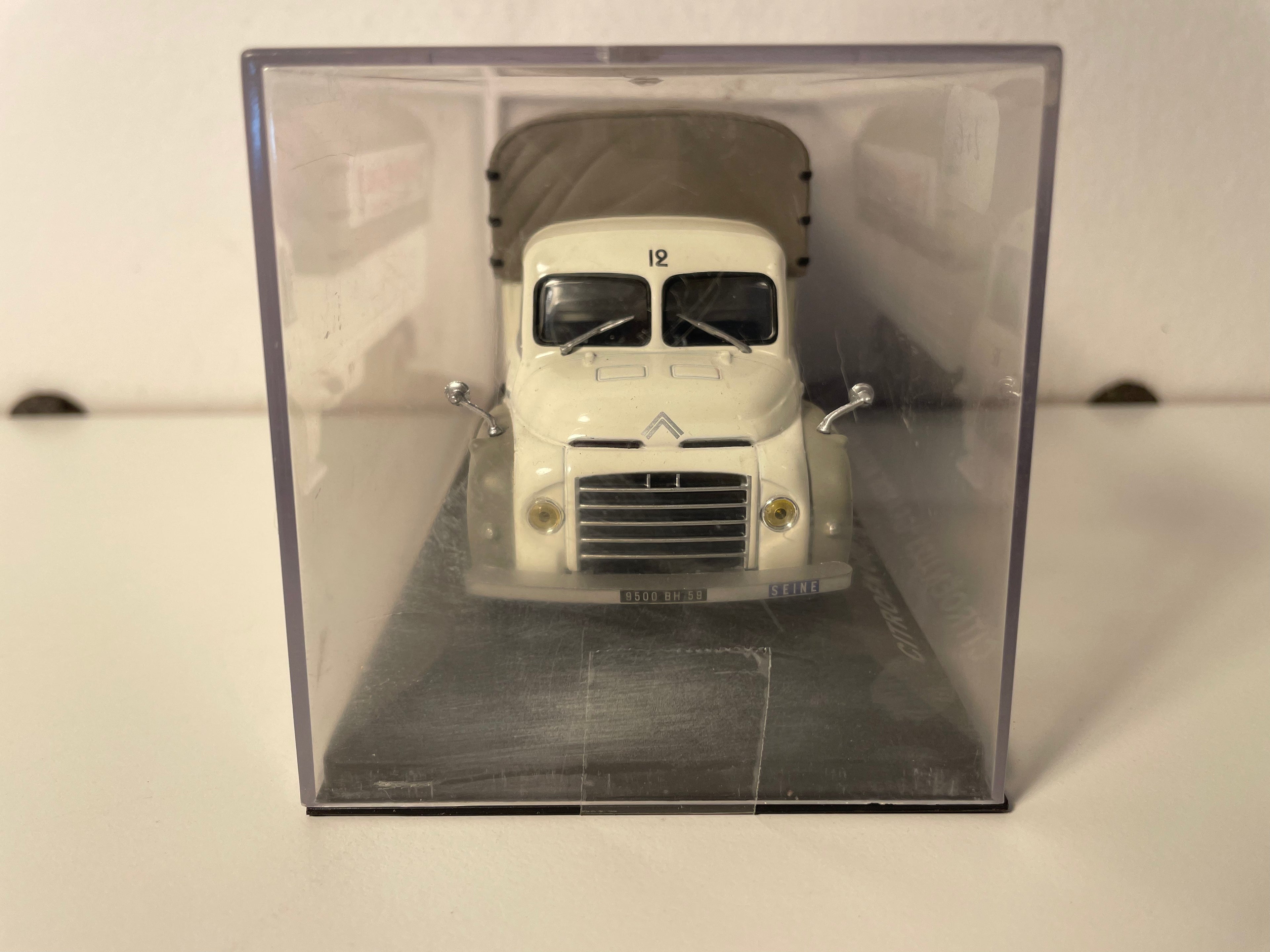 Citroën U23 gebroken wit met bruine zeil - Advertentie voor de GRANDS MOULINS DE PARIS (meelmolen)