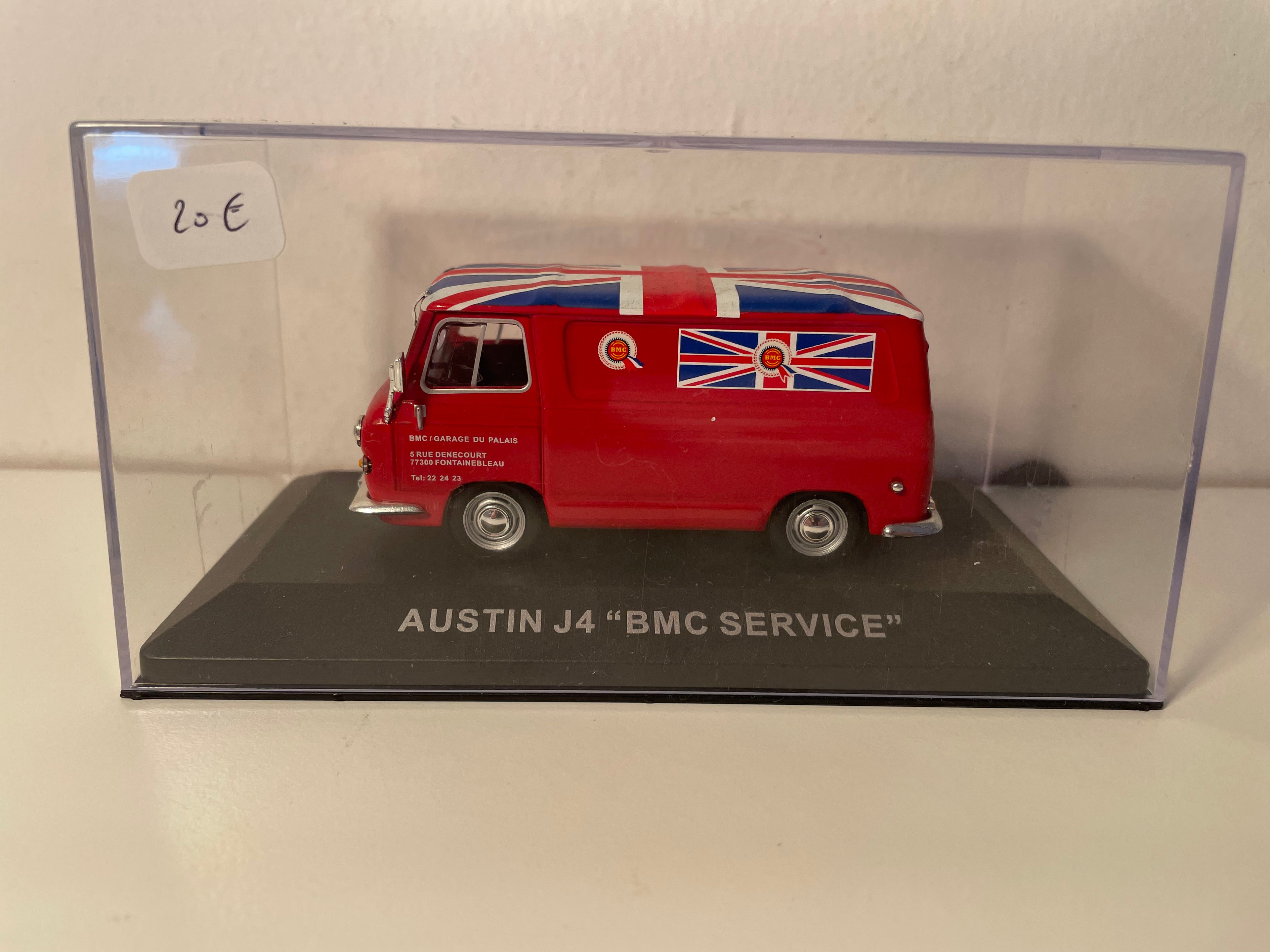 Austin J4 rouge et toit aux couleurs du drapeau de la Grande-Bretagne - Publicité pour le garage BMC SERVICES à Fontainebleau (77)
