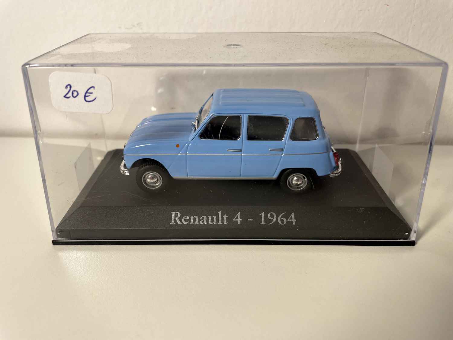 Renault 4L azzurra del 1964