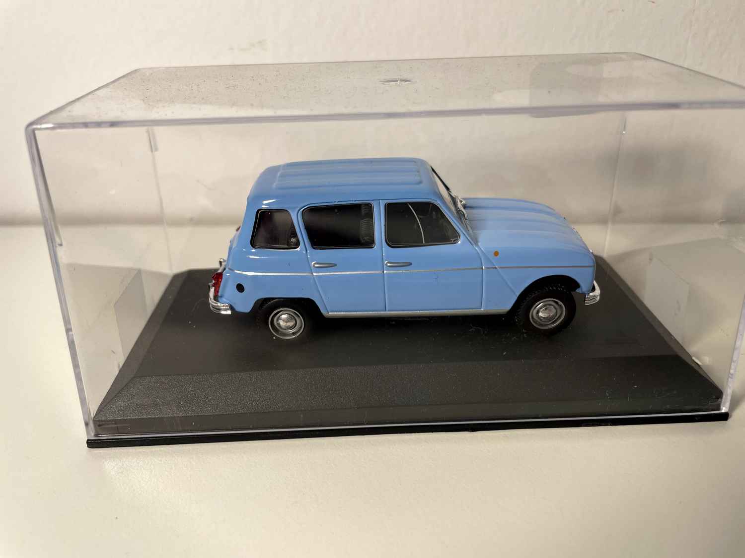 Renault 4L azzurra del 1964