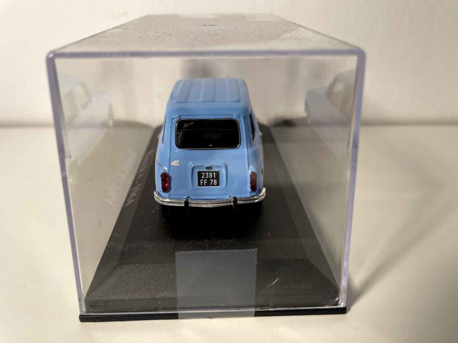 Renault 4L azzurra del 1964