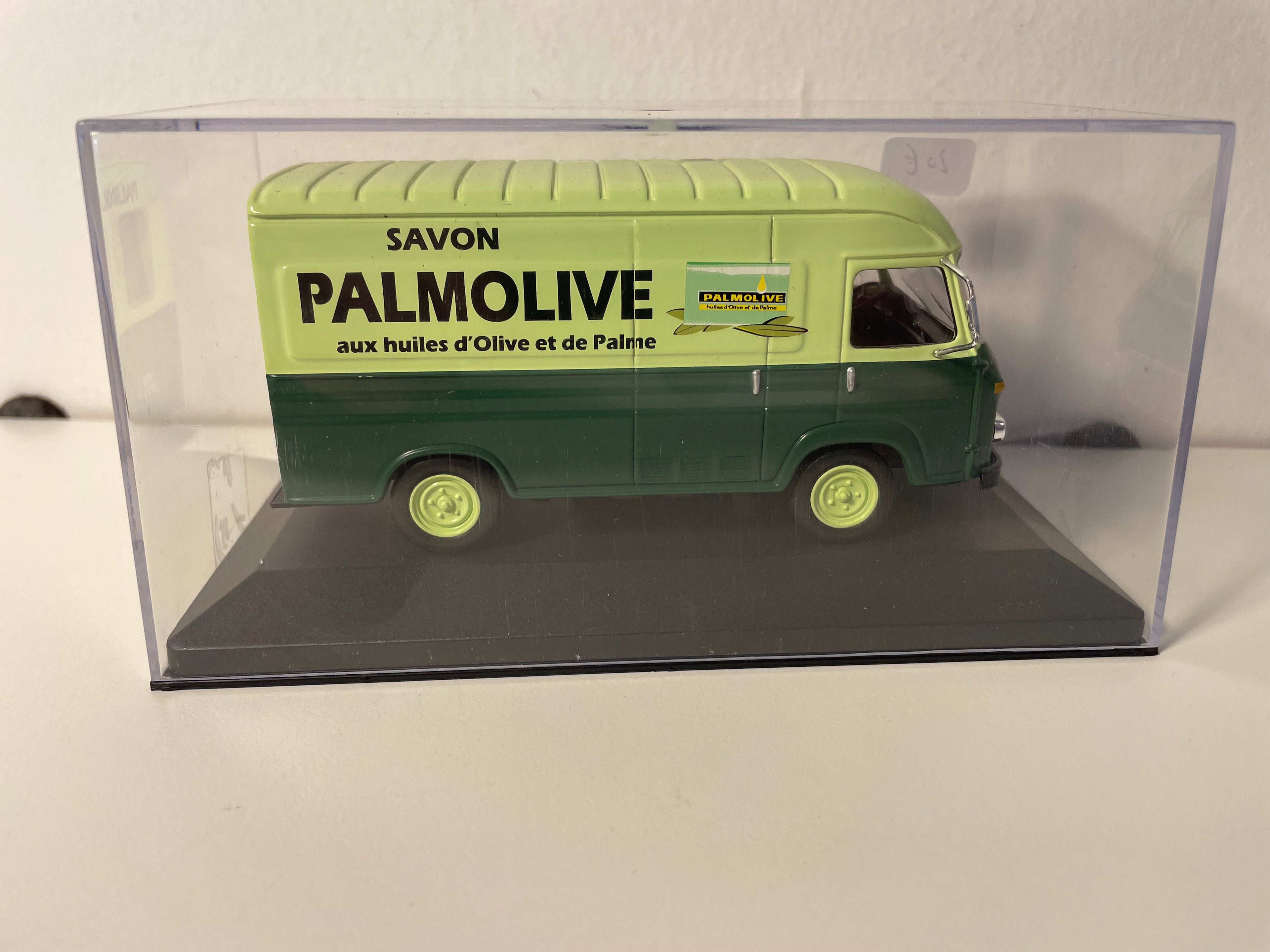 Saviem SG2 con publicidad de PALMOLIVE