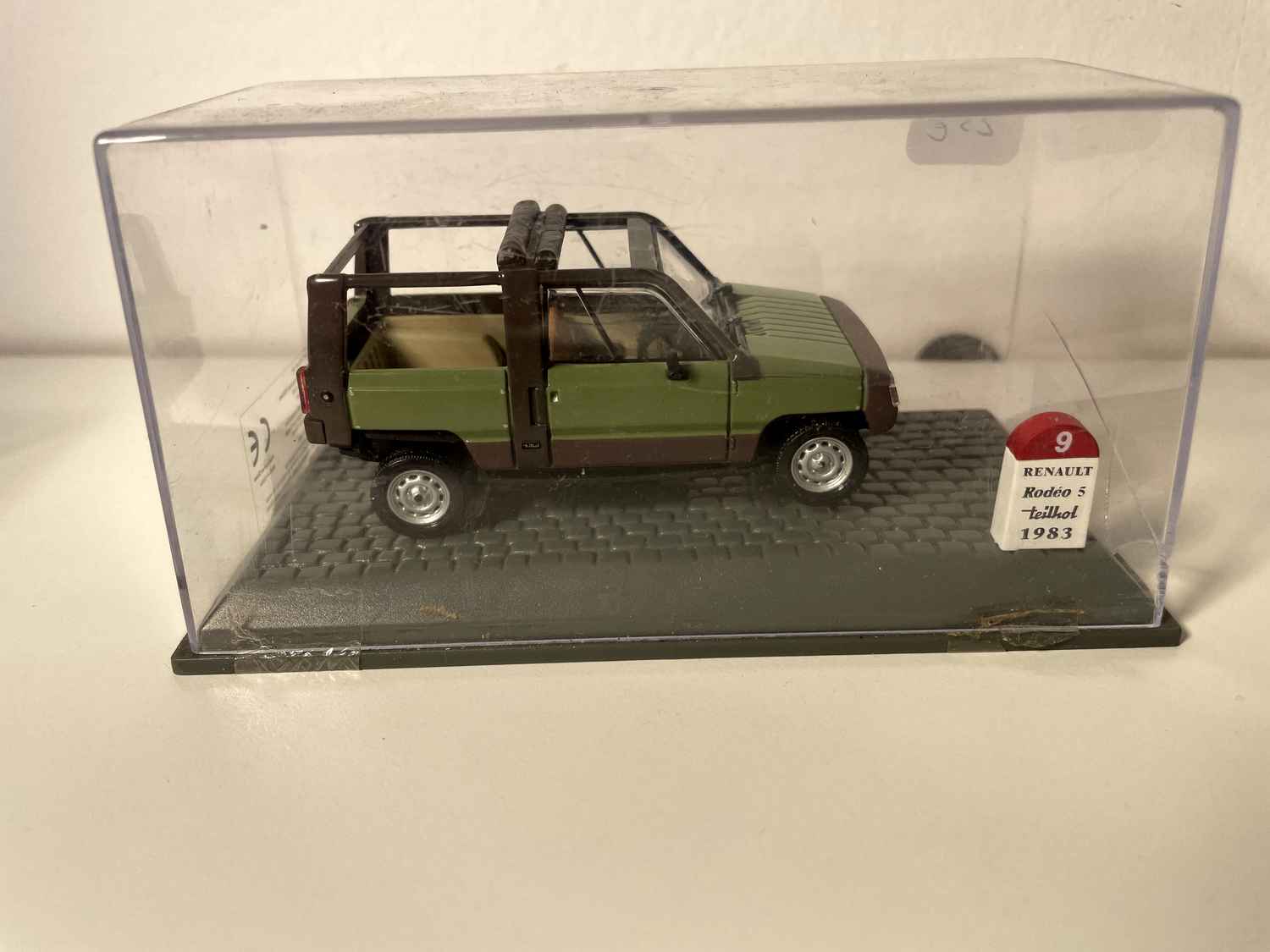 Renault Rodéo 5 4 pory roku Teilhol z 1983 w kolorze zielonym i brązowym