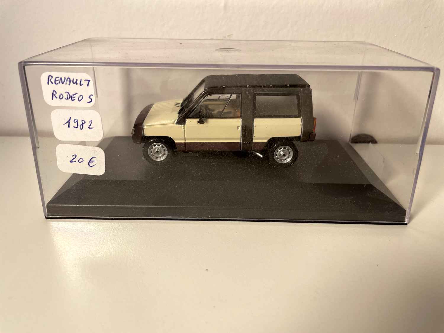 Renault Rodéo 5 brązowy i beżowy z 1982 roku (samochód umieszczony na podstawie)