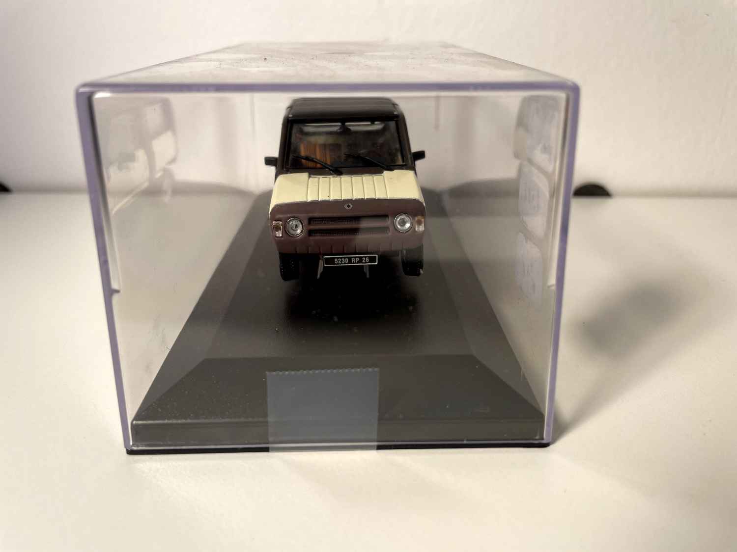 Renault Rodéo 5 brązowy i beżowy z 1982 roku (samochód umieszczony na podstawie)