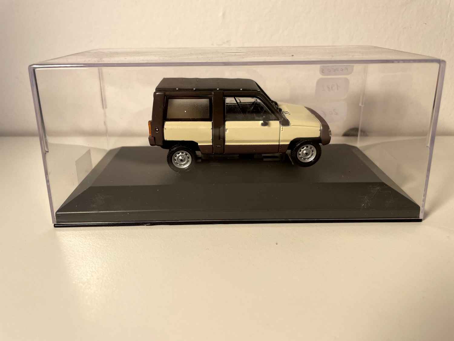 Renault Rodéo 5 brązowy i beżowy z 1982 roku (samochód umieszczony na podstawie)