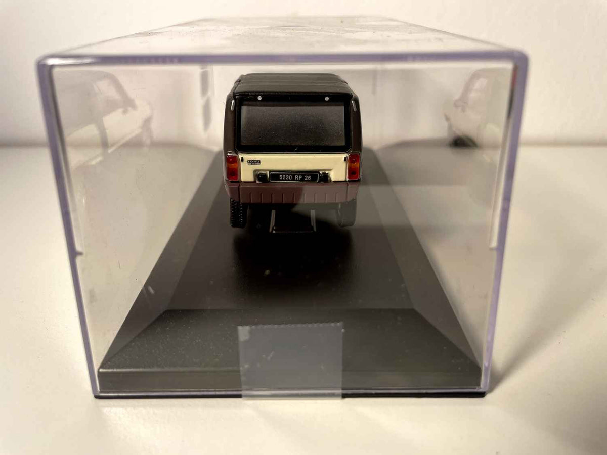 Renault Rodéo 5 brązowy i beżowy z 1982 roku (samochód umieszczony na podstawie)