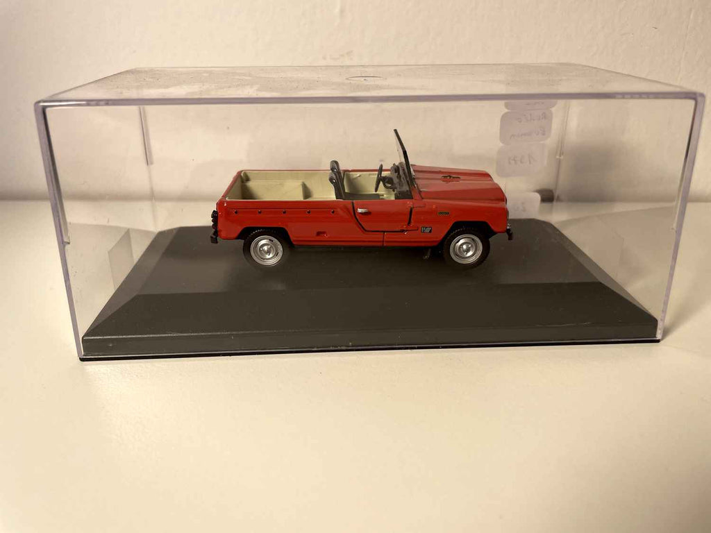Renault ACL Rodéo Evasion rouge de 1971 (voiture rajoutée sur un socle)