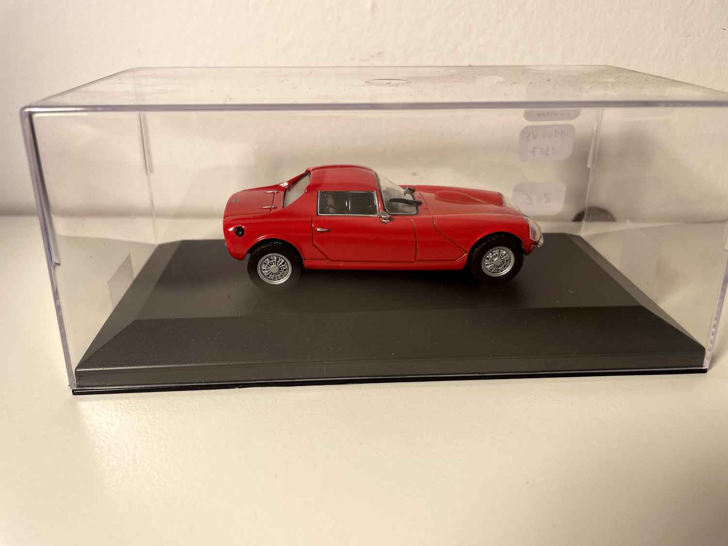 Renault Sovam 1100VS rouge de 1967 (voiture rajoutée sur un socle)