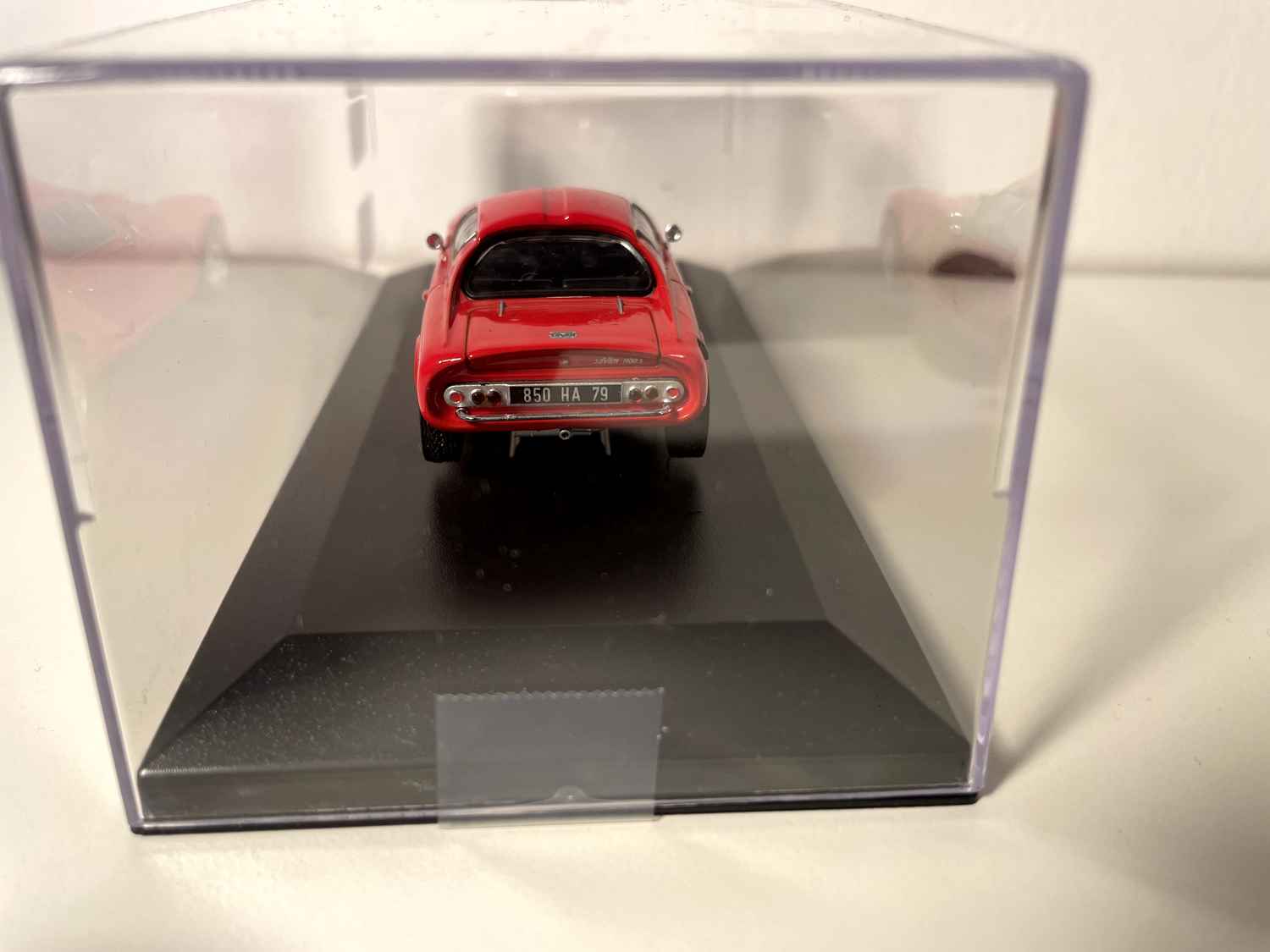 Renault Sovam 1100VS rouge de 1967 (voiture rajoutée sur un socle)