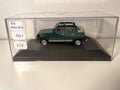 Renault 4 zielona Heuliez z 1981 roku (samochód umieszczony na podstawie)