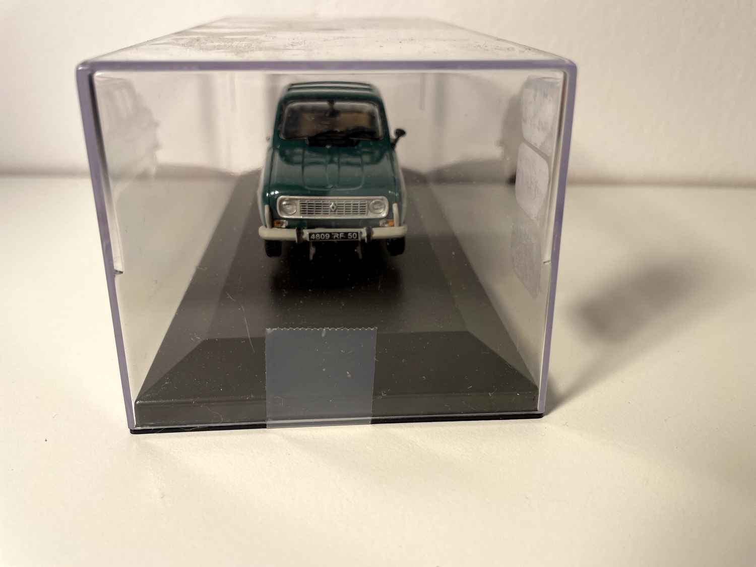 Renault 4 zielona Heuliez z 1981 roku (samochód umieszczony na podstawie)