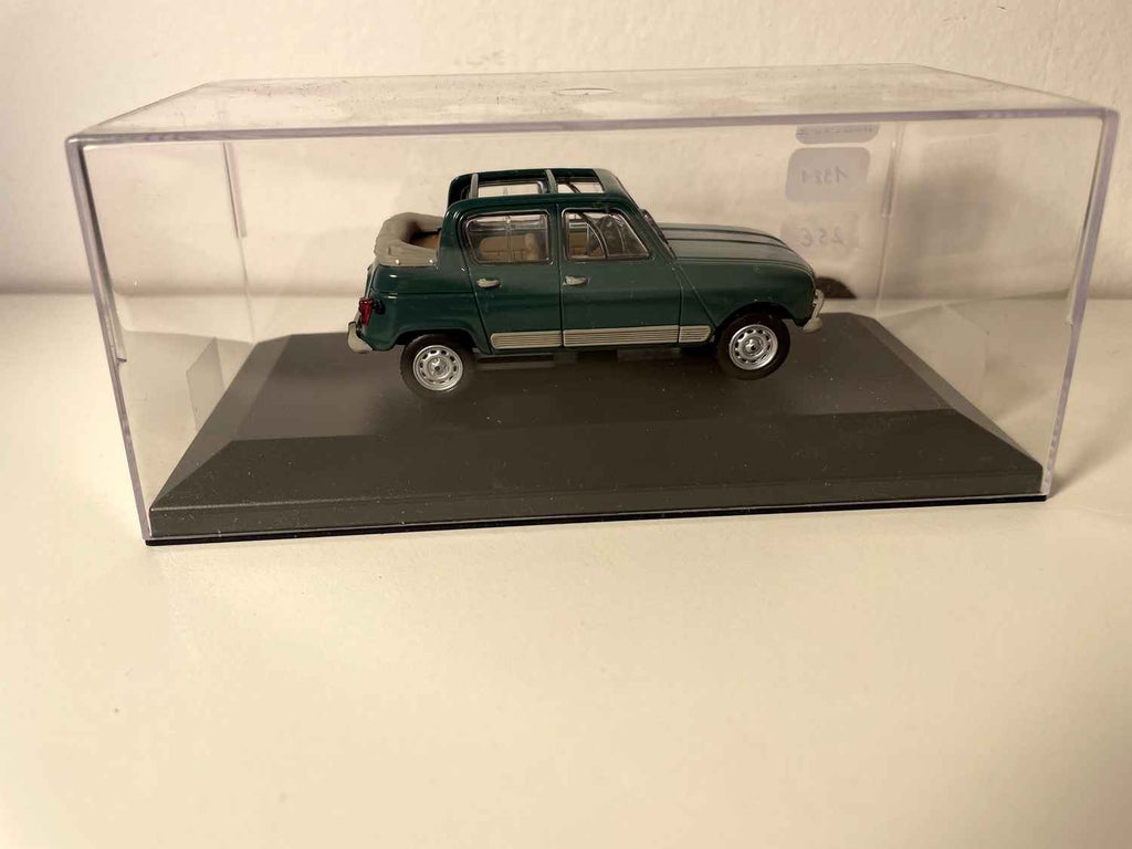 Renault 4 zielona Heuliez z 1981 roku (samochód umieszczony na podstawie)