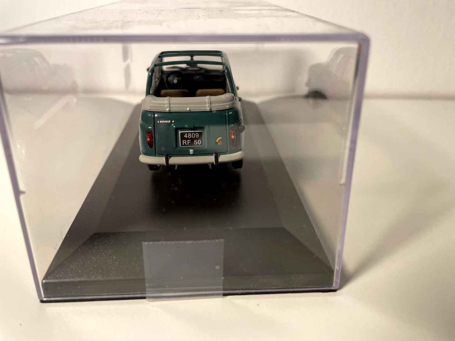 Renault 4 zielona Heuliez z 1981 roku (samochód umieszczony na podstawie)