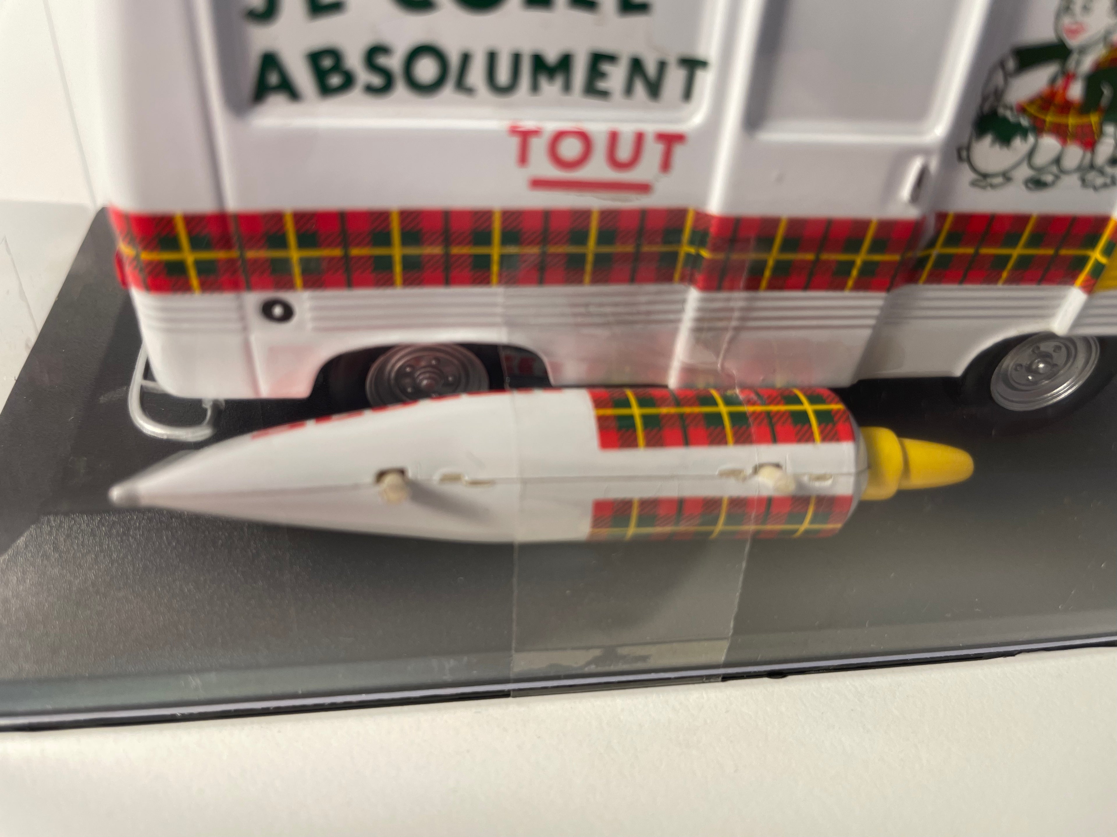 Peugeot J7 blanc - Publicité pour le ruban adhésif et la colle SCOTCH