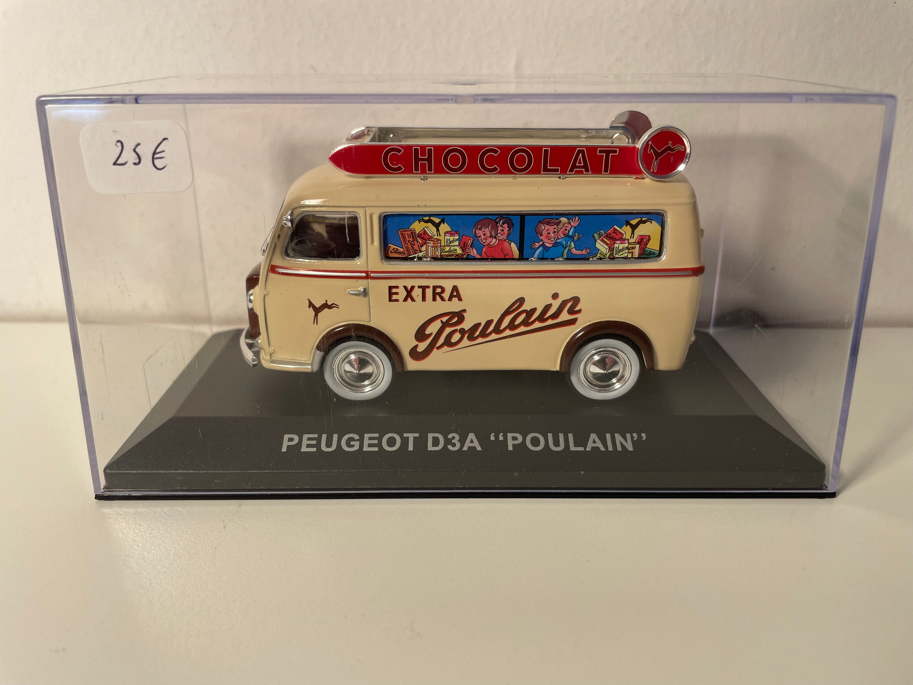 Peugeot D3A bege com publicidade da POULAIN