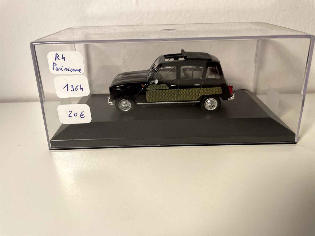 Renault 4L Parisienne noire et damiers verts? de 1964 (voiture rajoutée sur un socle)