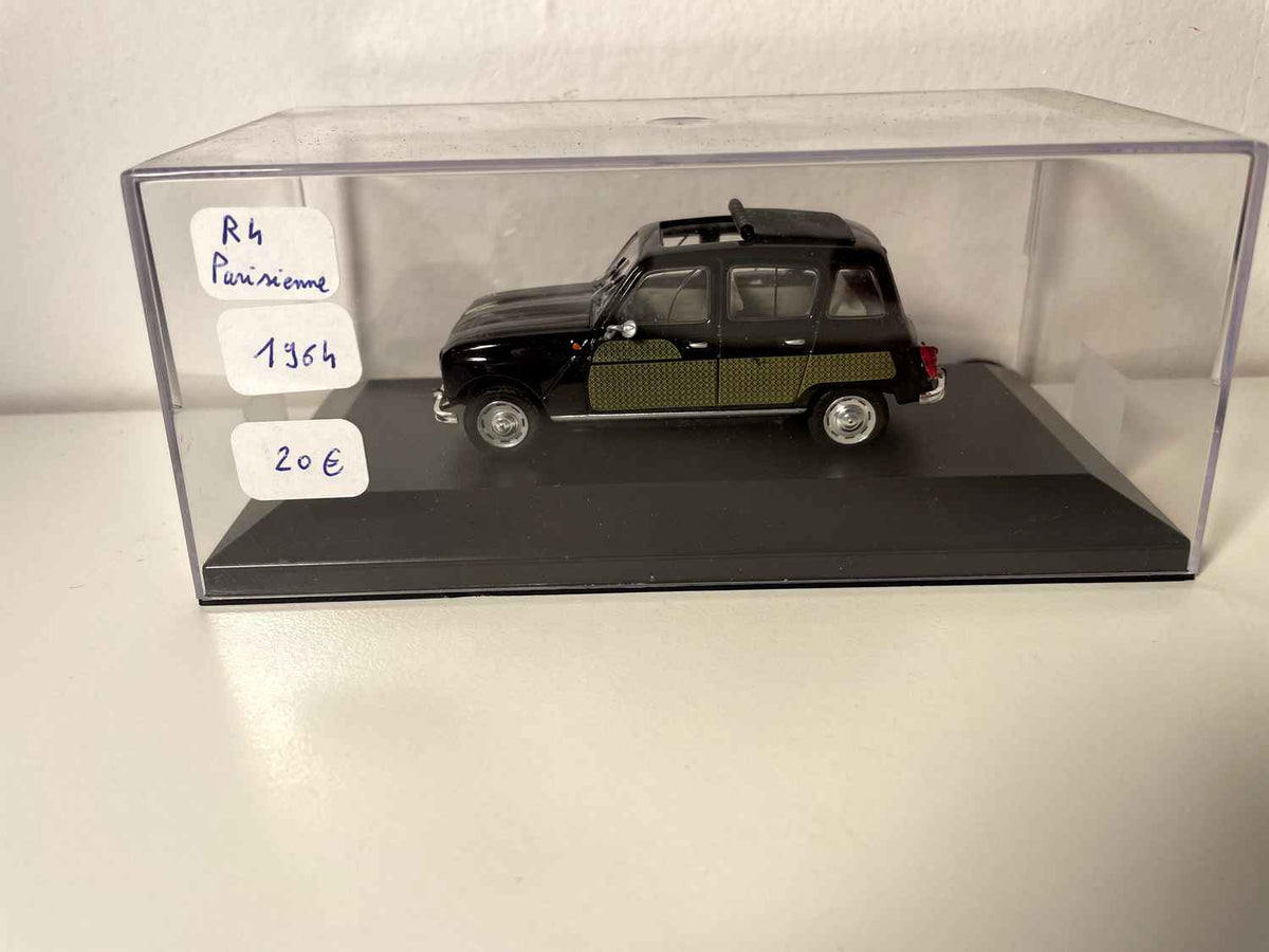 Renault 4L Parisienne noire et damiers verts? de 1964 (voiture rajoutée sur un socle)