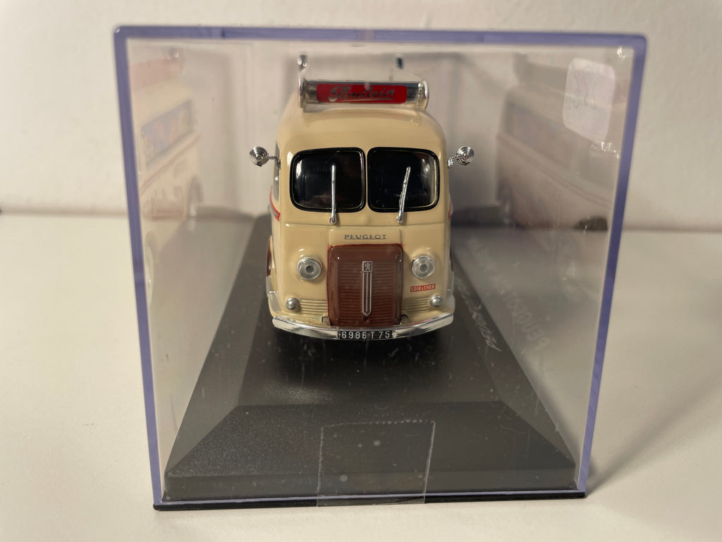 Peugeot D3A bege com publicidade da POULAIN