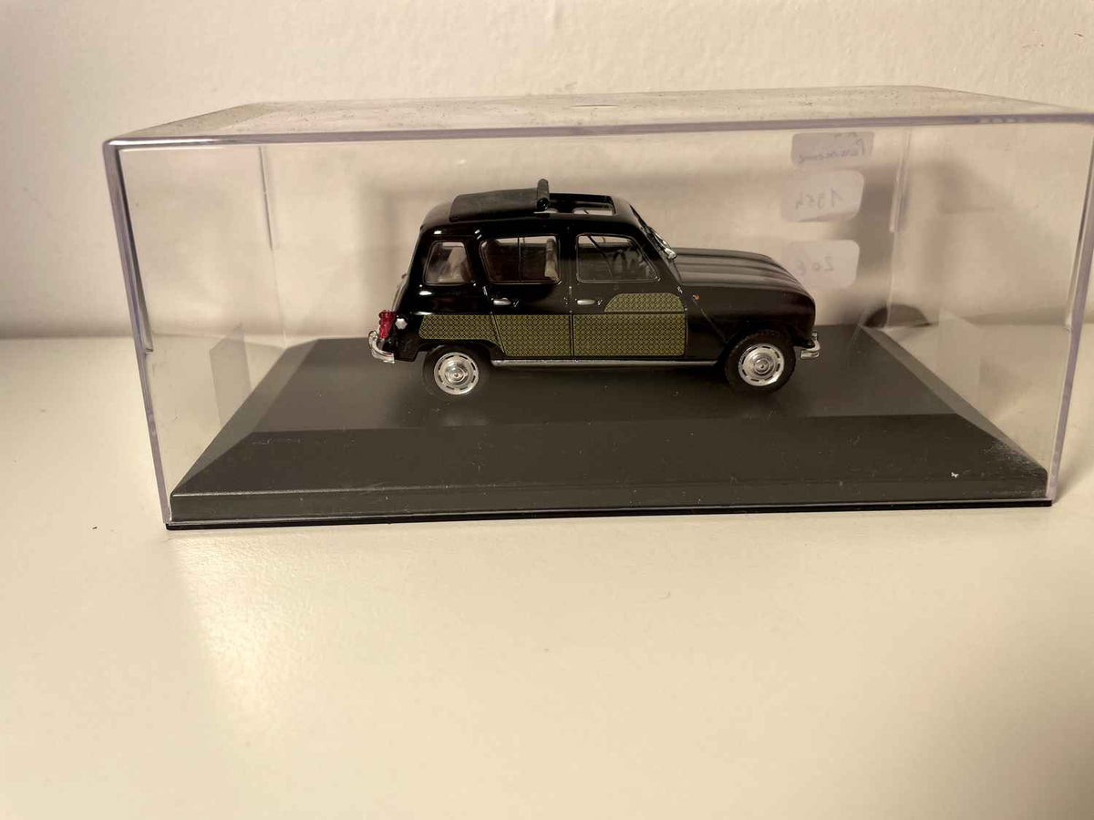 Renault 4L Parisienne noire et damiers verts? de 1964 (voiture rajoutée sur un socle)