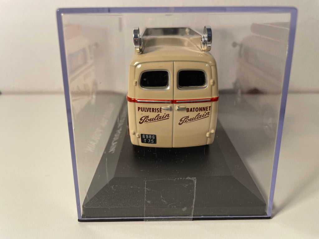 Peugeot D3A bege com publicidade da POULAIN