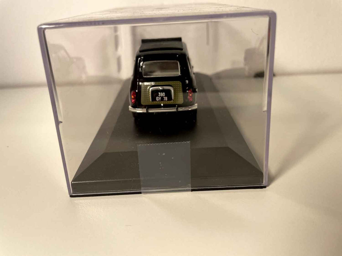 Renault 4L Parisienne noire et damiers verts? de 1964 (voiture rajoutée sur un socle)