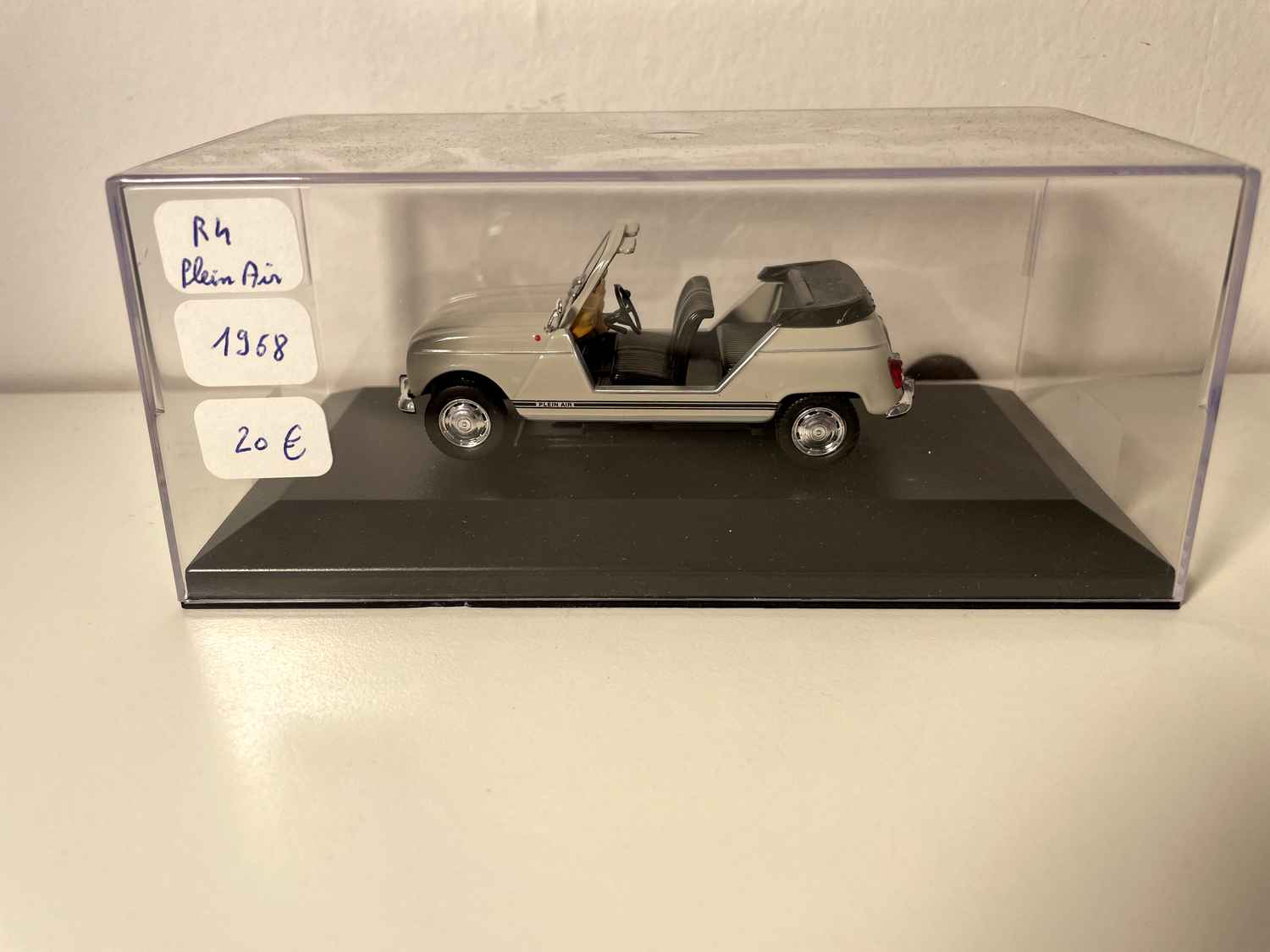 Renault R4 Plein-Air beż z 1968 roku (samochód umieszczony na podstawce)