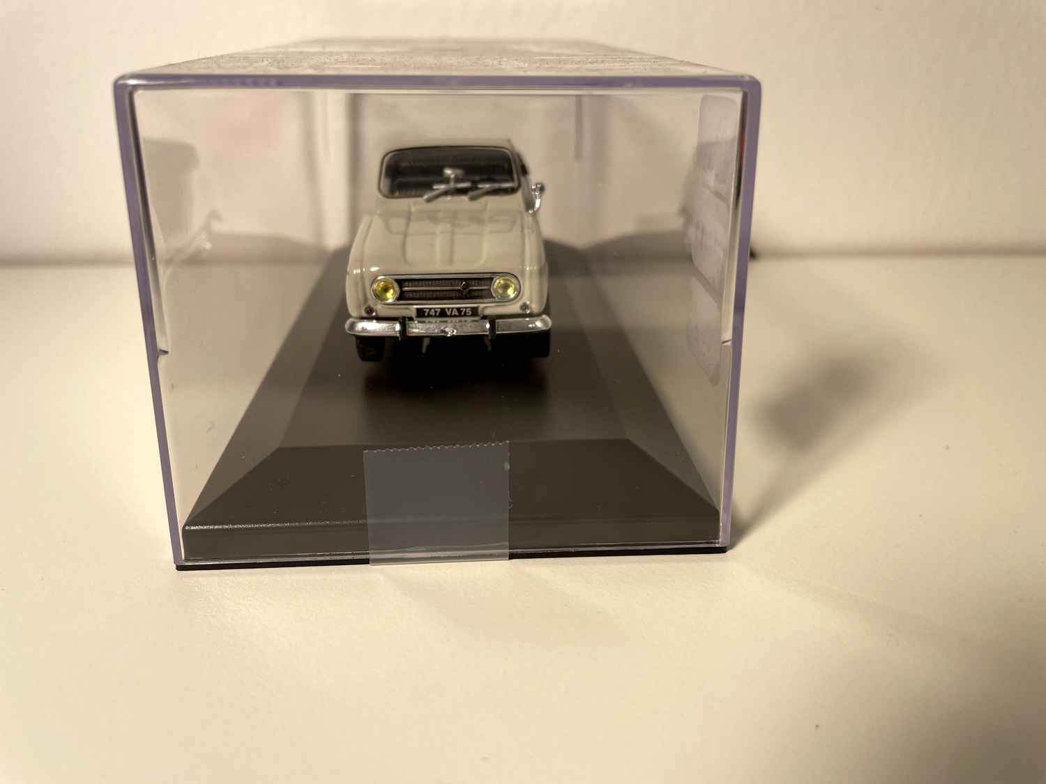 Renault R4 Plein-Air beż z 1968 roku (samochód umieszczony na podstawce)