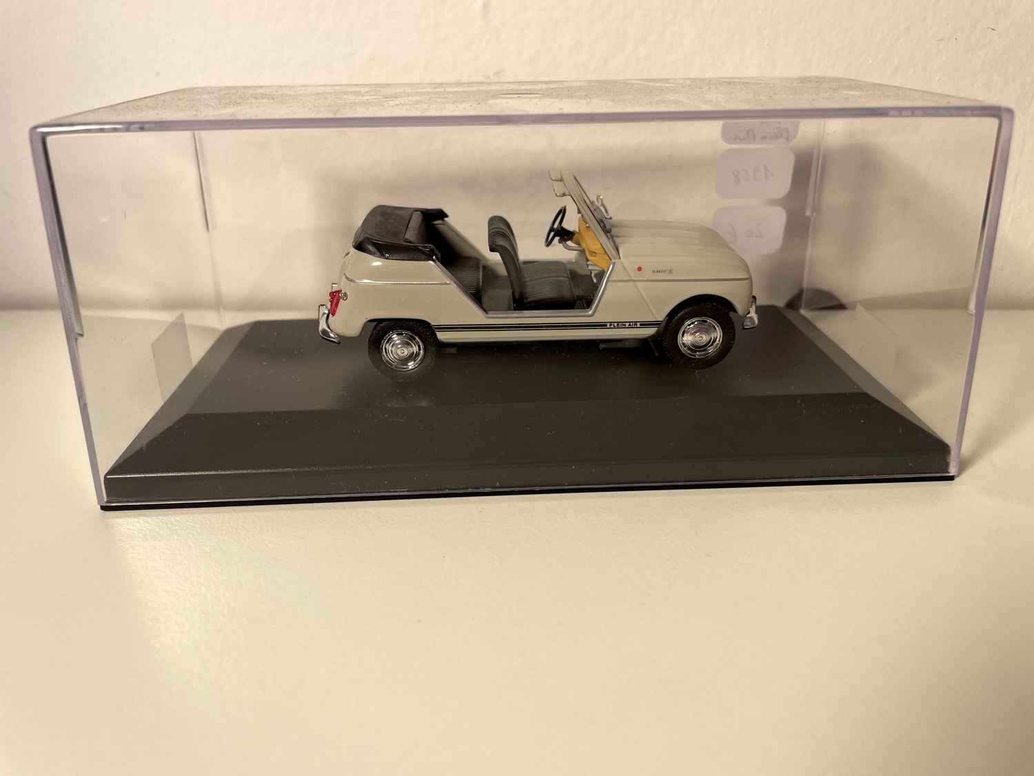 Renault R4 Plein-Air beż z 1968 roku (samochód umieszczony na podstawce)