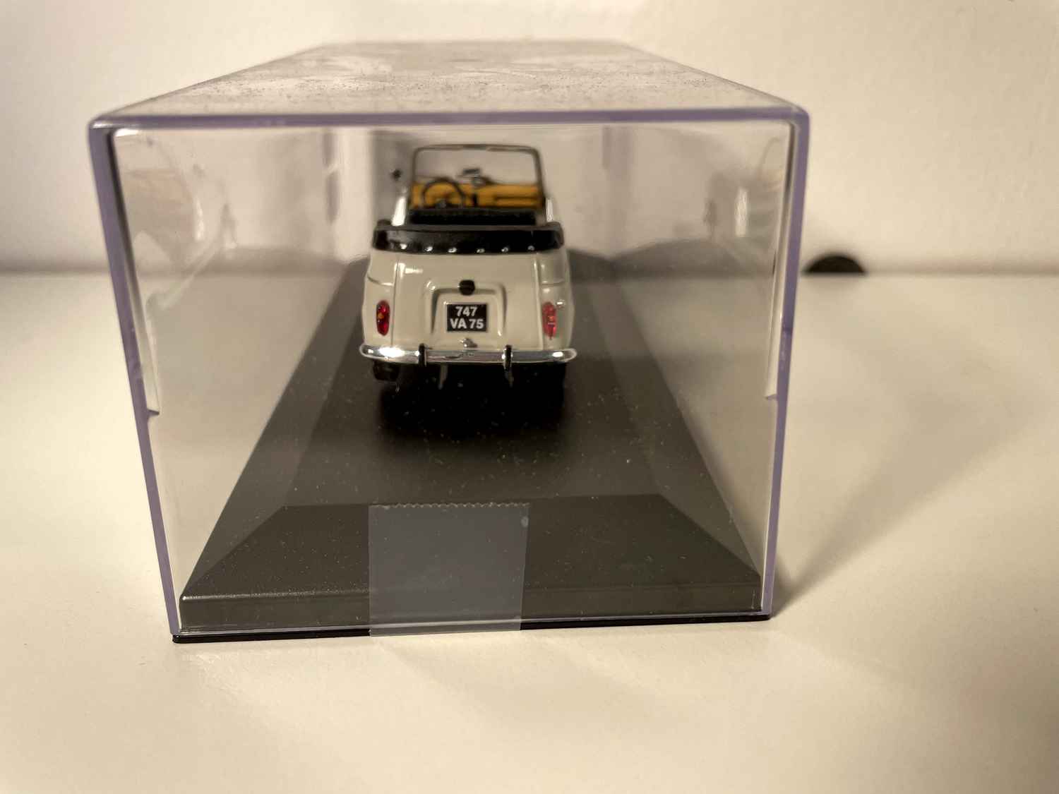 Renault R4 Plein-Air beż z 1968 roku (samochód umieszczony na podstawce)