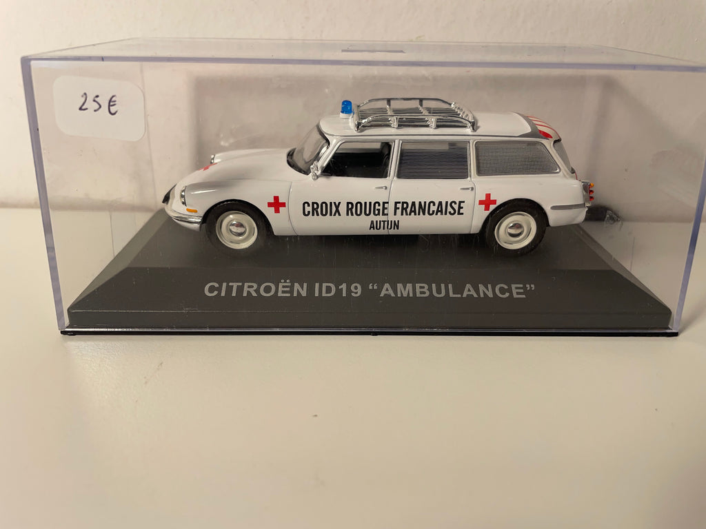 Citroën ID 19 blanche - ambulance - La Croix Rouge Française