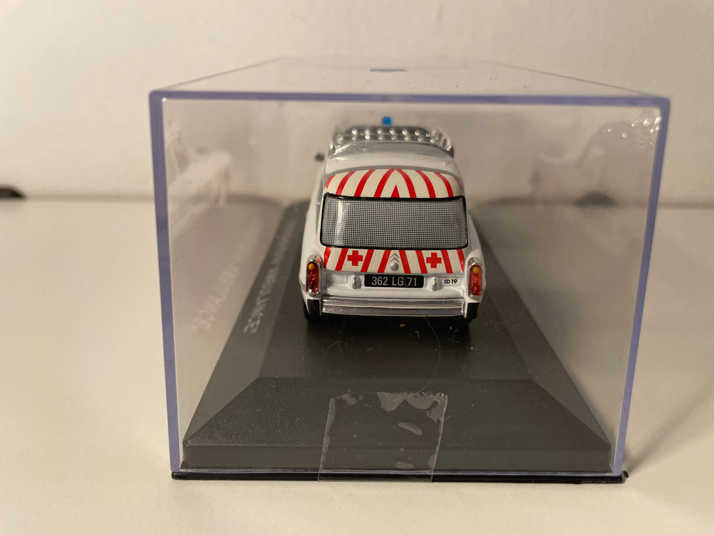 Citroën ID 19 blanche - ambulance - La Croix Rouge Française