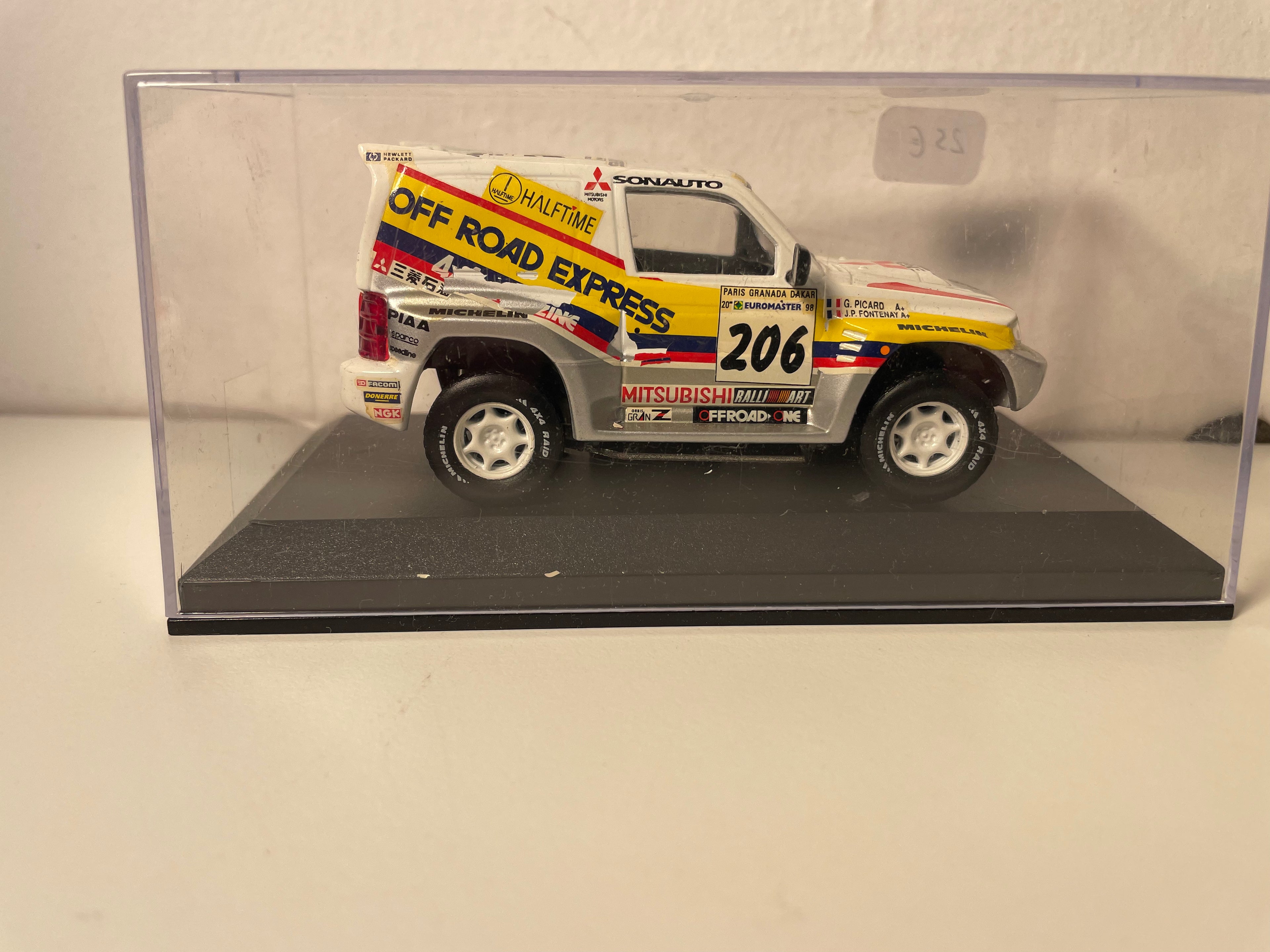 Mitsubishi 4x4 bianco numero 206 - Paris-Dakar del 1998 (1ª edizione)