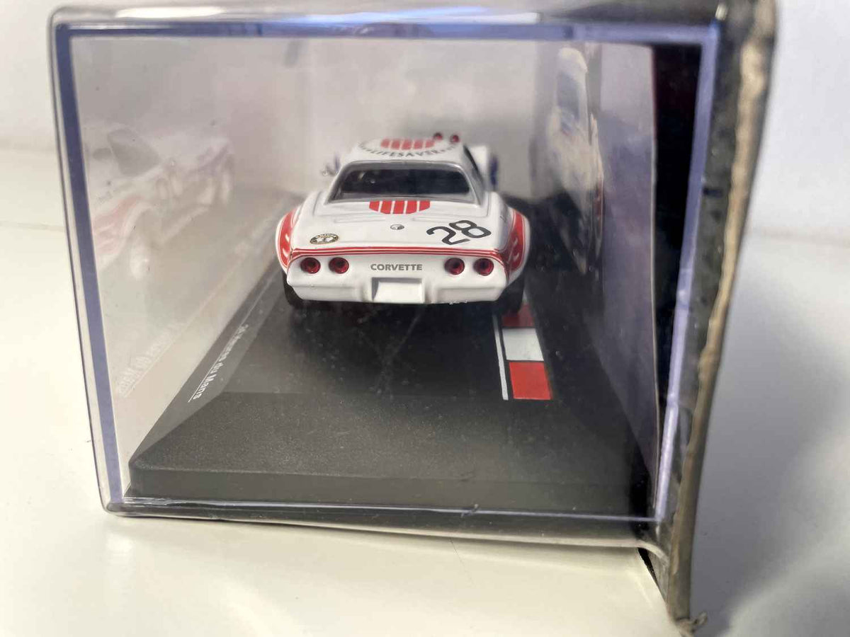 Chevrolet Corvette biała, czerwona i niebieska numer 28 - 24 godziny Le Mans 1972