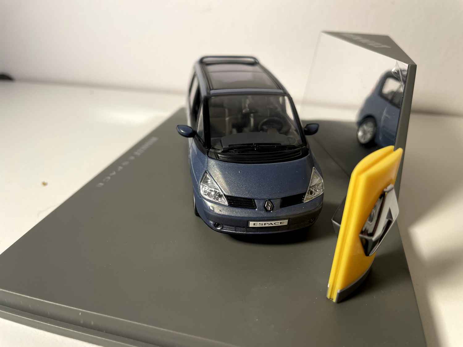 Renault Espace bleue - Universal Hobbies