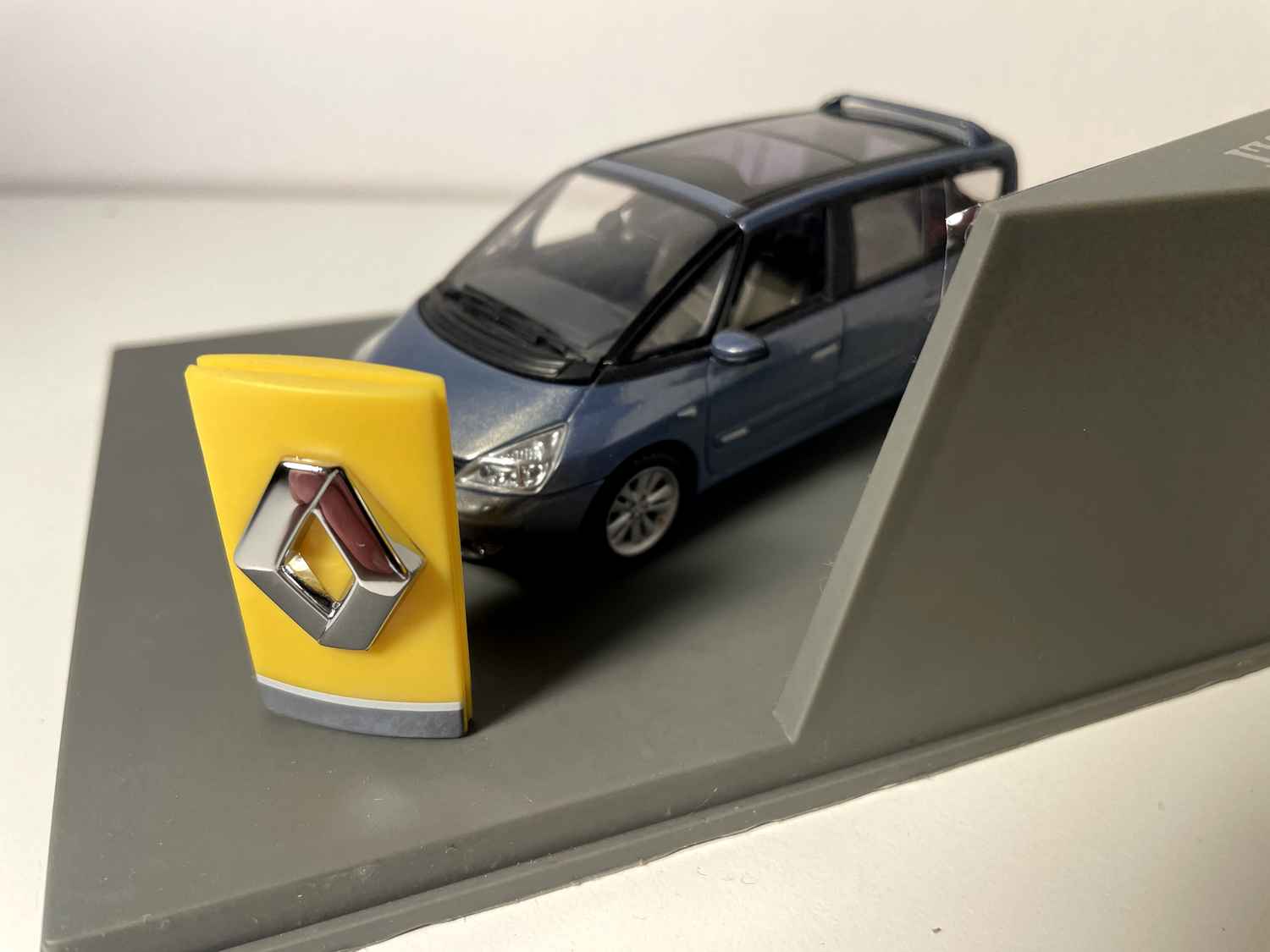 Renault Espace bleue - Universal Hobbies
