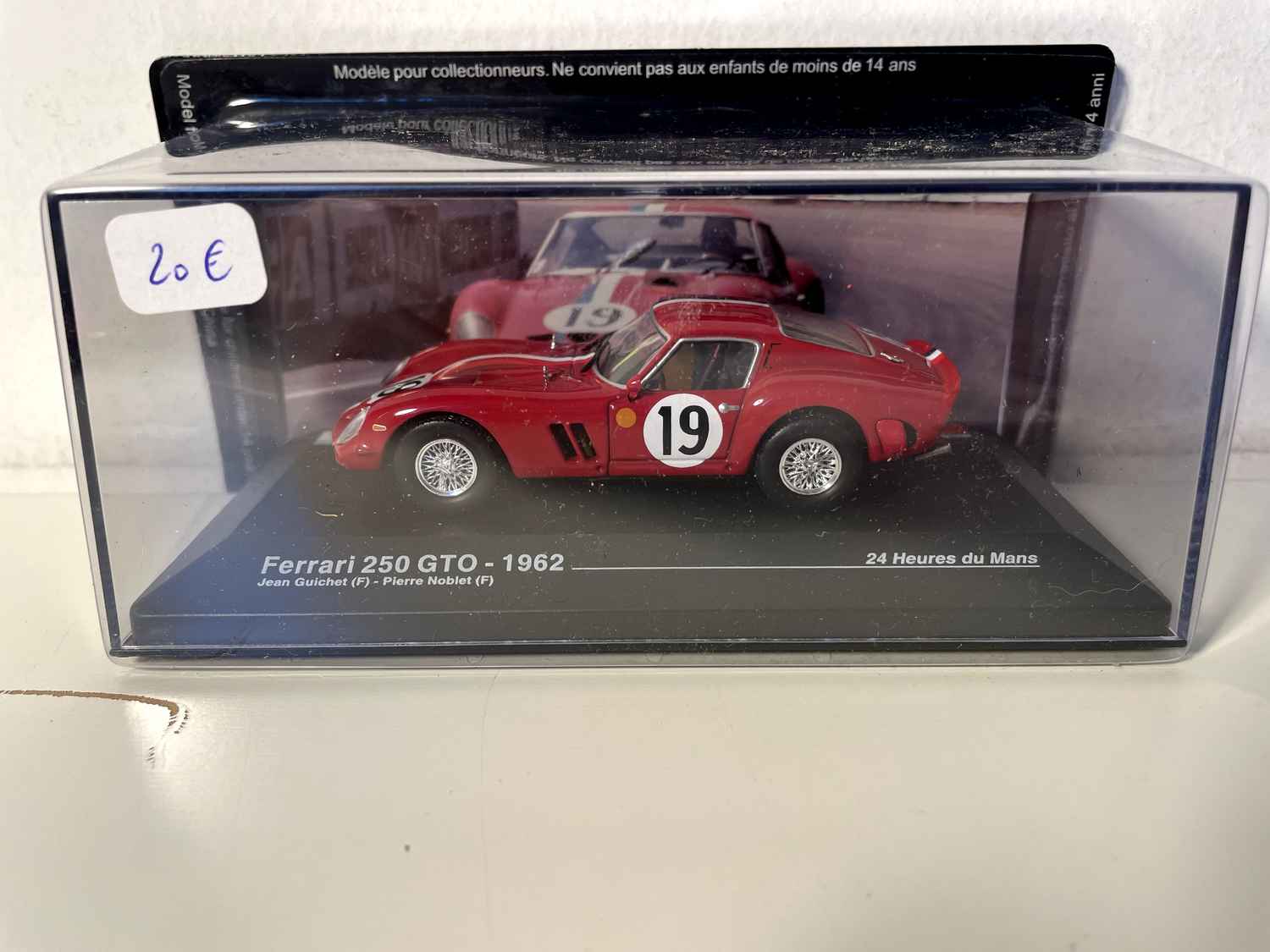 Ferrari 250 GTO vermelho com listras azul, branca e vermelha número 19 - 24 horas de Le Mans 1962