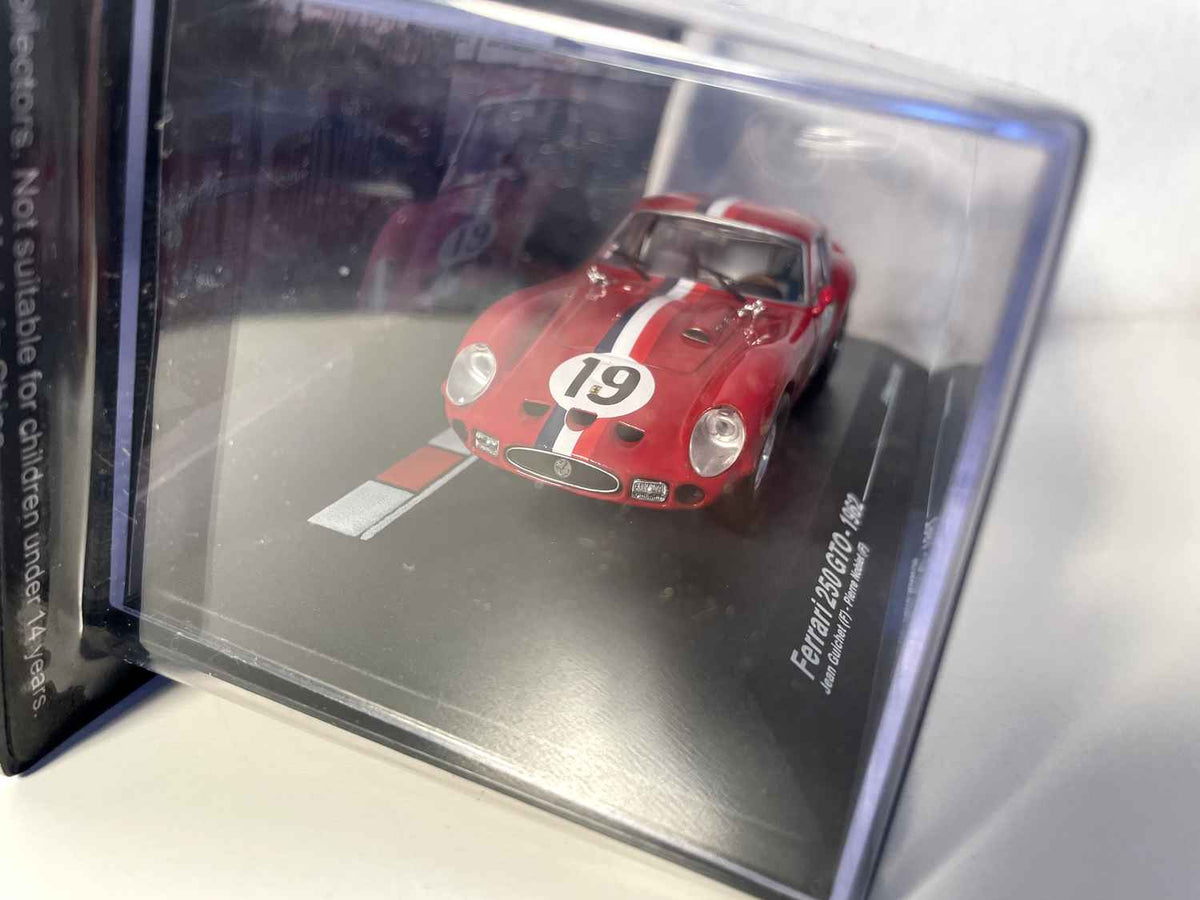 Ferrari 250 GTO vermelho com listras azul, branca e vermelha número 19 - 24 horas de Le Mans 1962