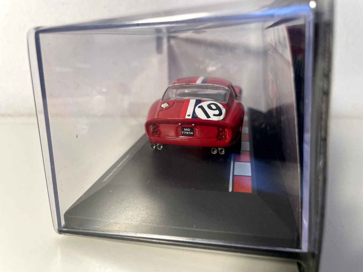 Ferrari 250 GTO vermelho com listras azul, branca e vermelha número 19 - 24 horas de Le Mans 1962