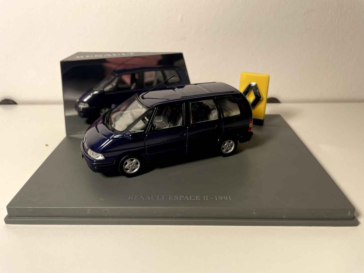 Renault Espace 2 niebieski z 1991 roku - Universal Hobbies