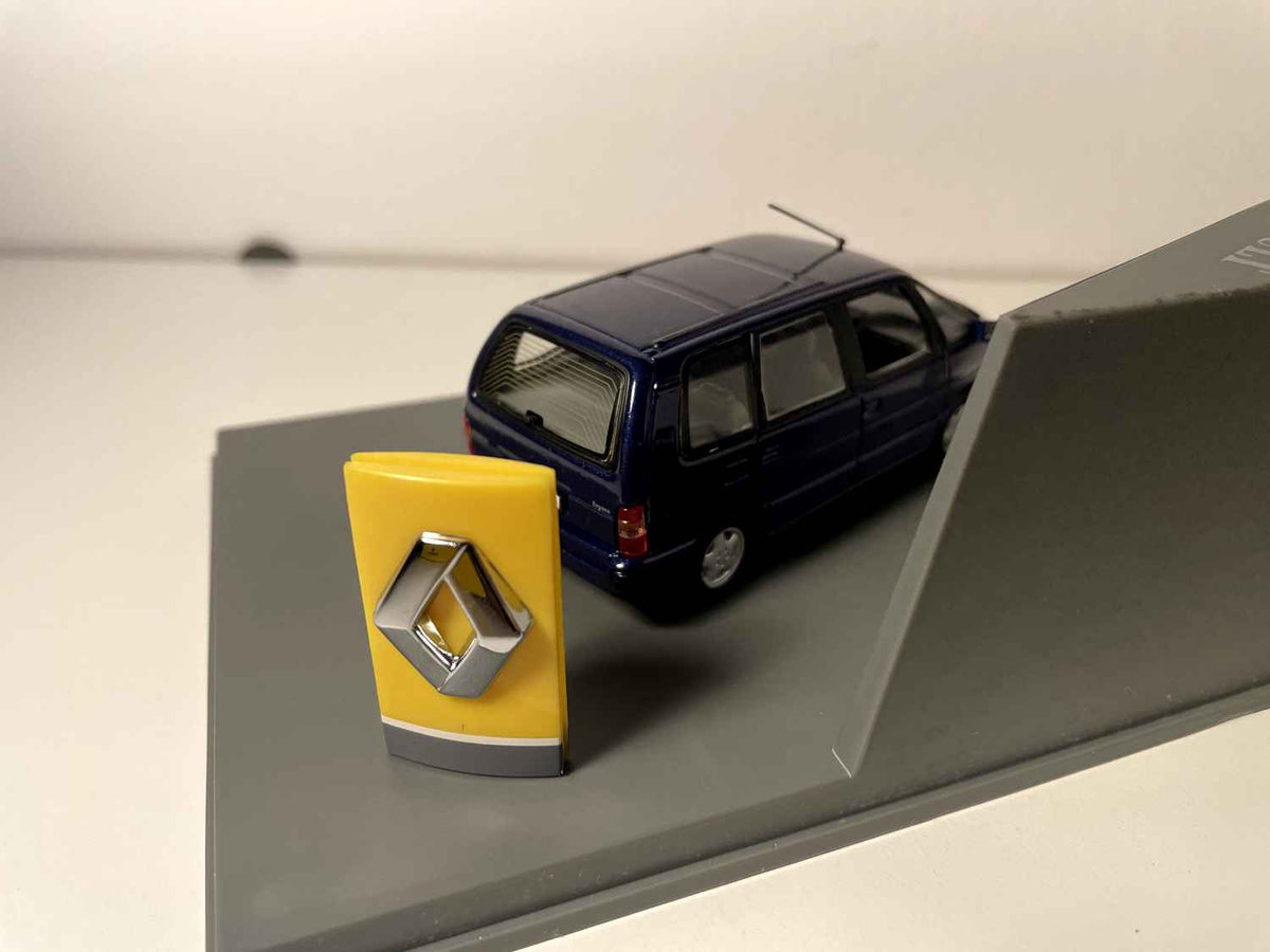 Renault Espace 2 niebieski z 1991 roku - Universal Hobbies