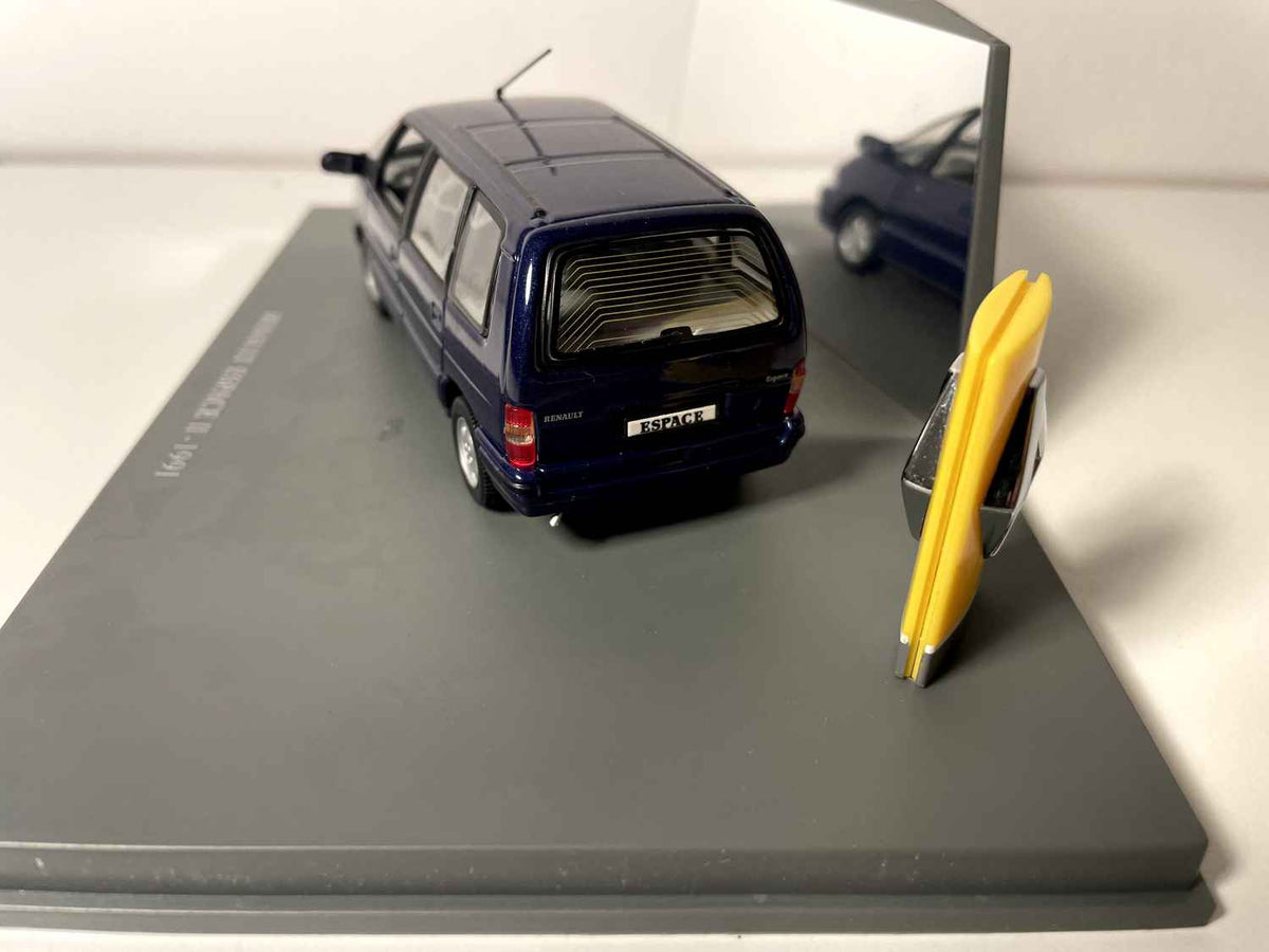 Renault Espace 2 niebieski z 1991 roku - Universal Hobbies
