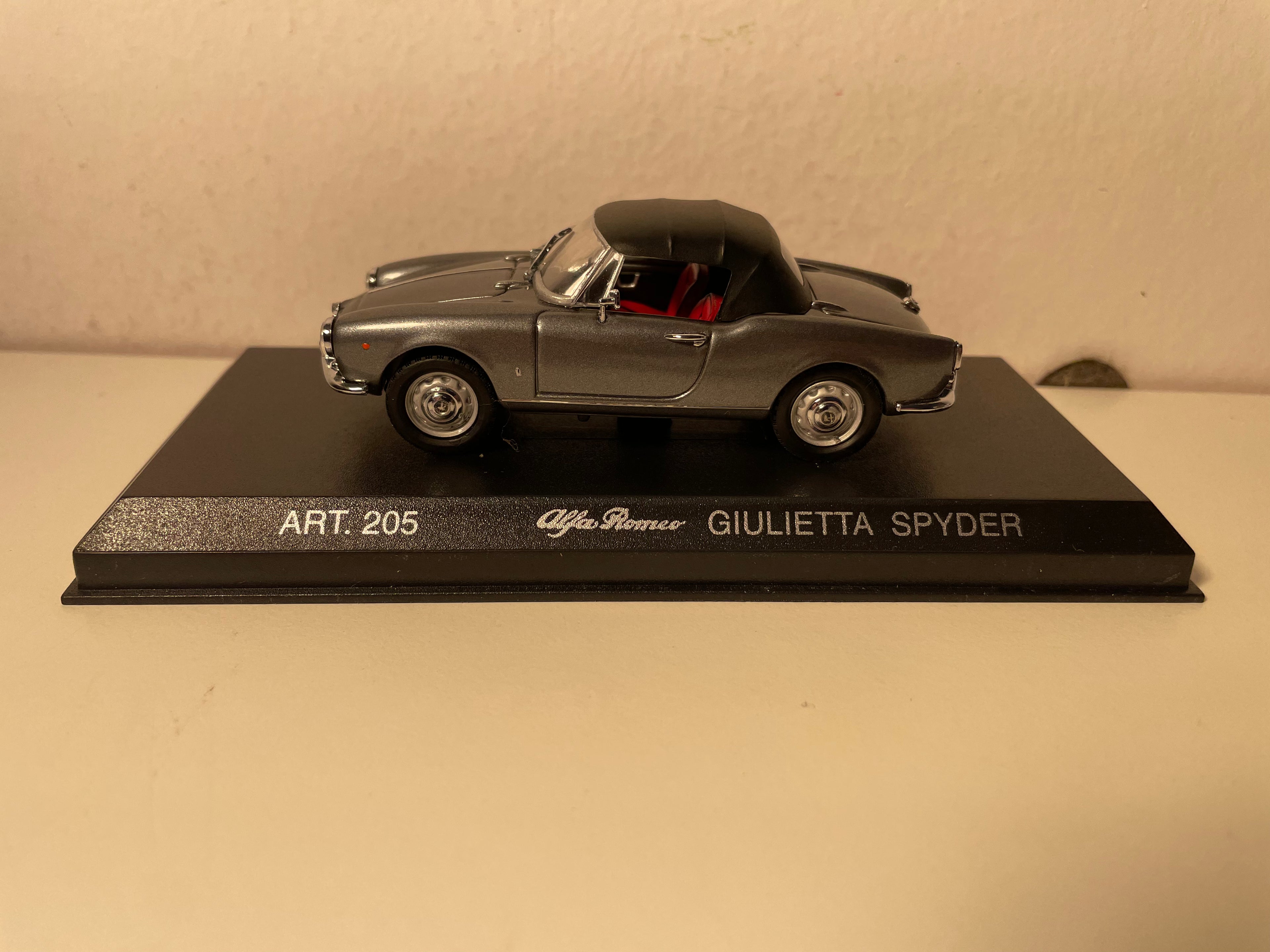 Alfa Roméo Giulietta Spyder grise et capote noire - collection DetailCars référence 205