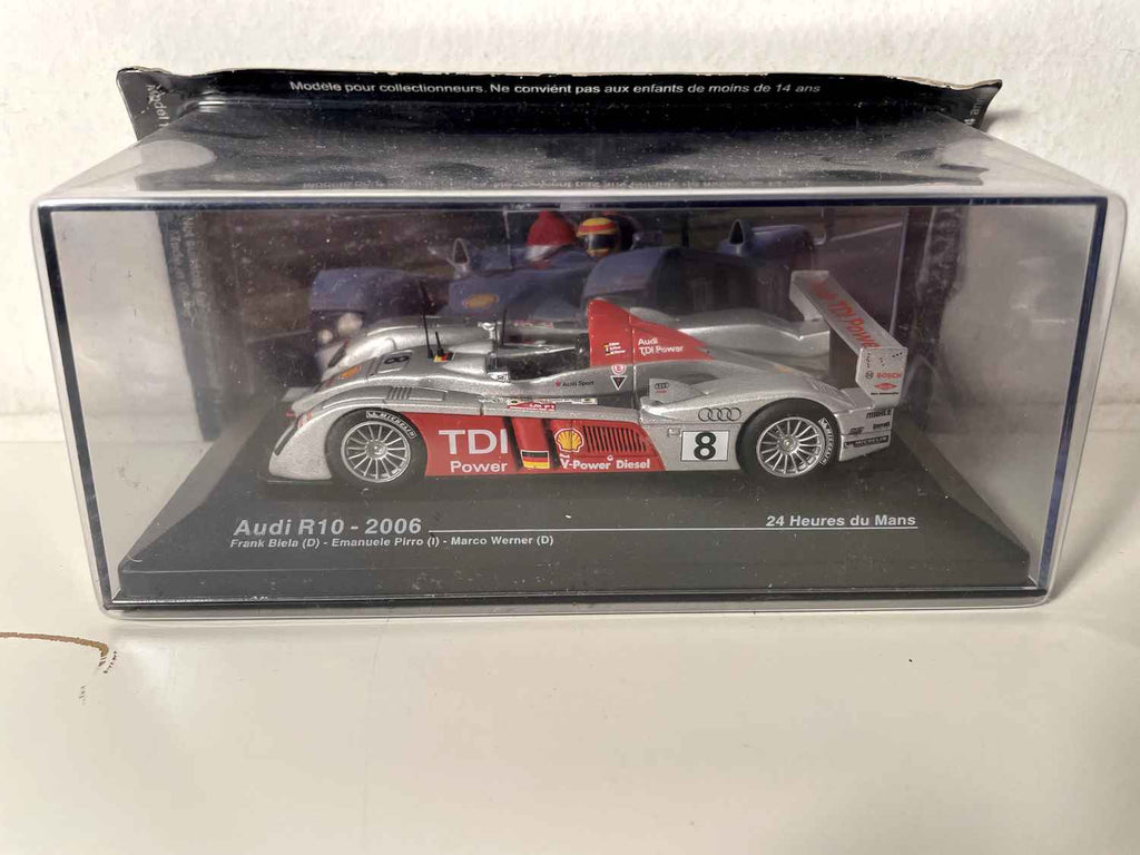 Audi R10 grise et rouge numéro 8 - 24 heures du Mans de 2006